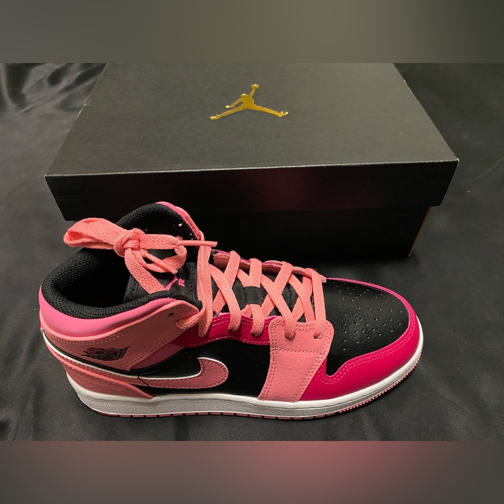 Nike Air Jordan 1 Mid Shoes Size 6Y